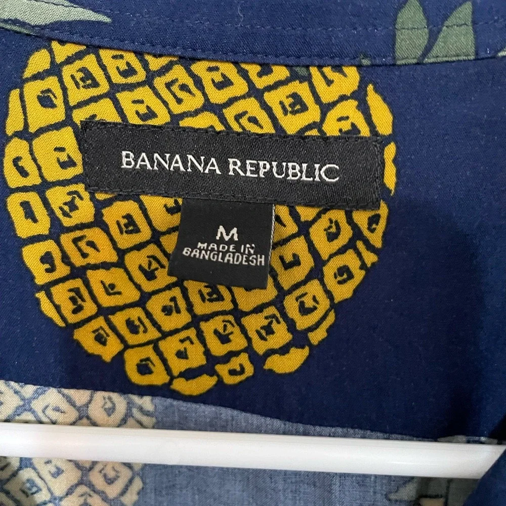 Banana Republic Men’s Button up Hawaiian Style Navy blue W pineapple print shirt